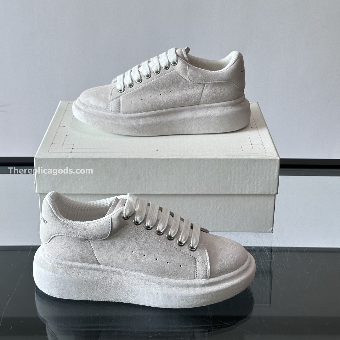 OVERSIZED SUEDE SNEAKERS IN GREY - - AM144