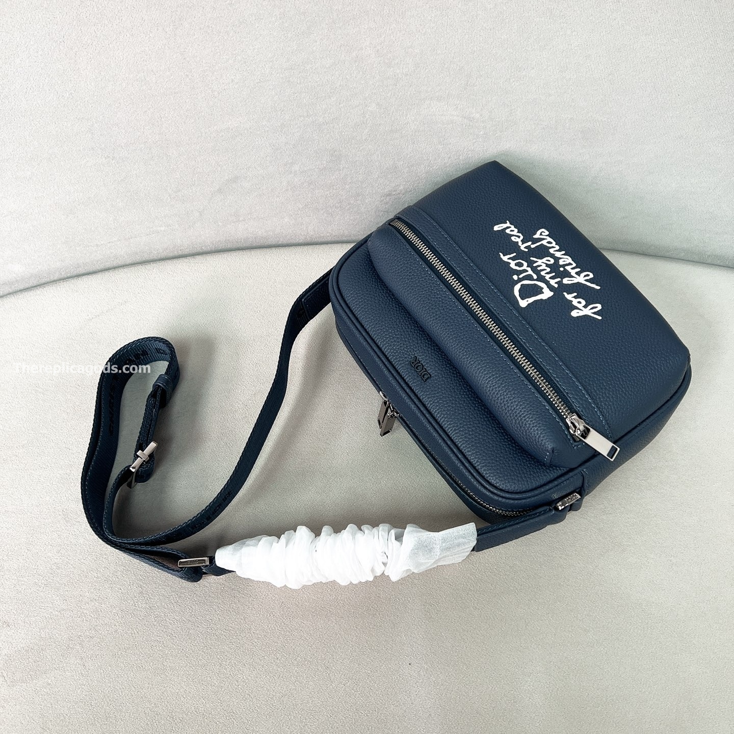 AND HYLTON NEL RIDER 2.0 ZIPPED MESSENGER BAG NAVY BLUE GRAINED CALFSKIN WITH WHITE PRINT