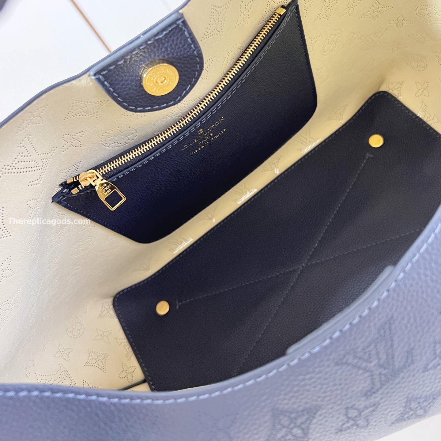 CARMEL HANDBAG NAVY MAHINA CALFSKIN LEATHER M14310