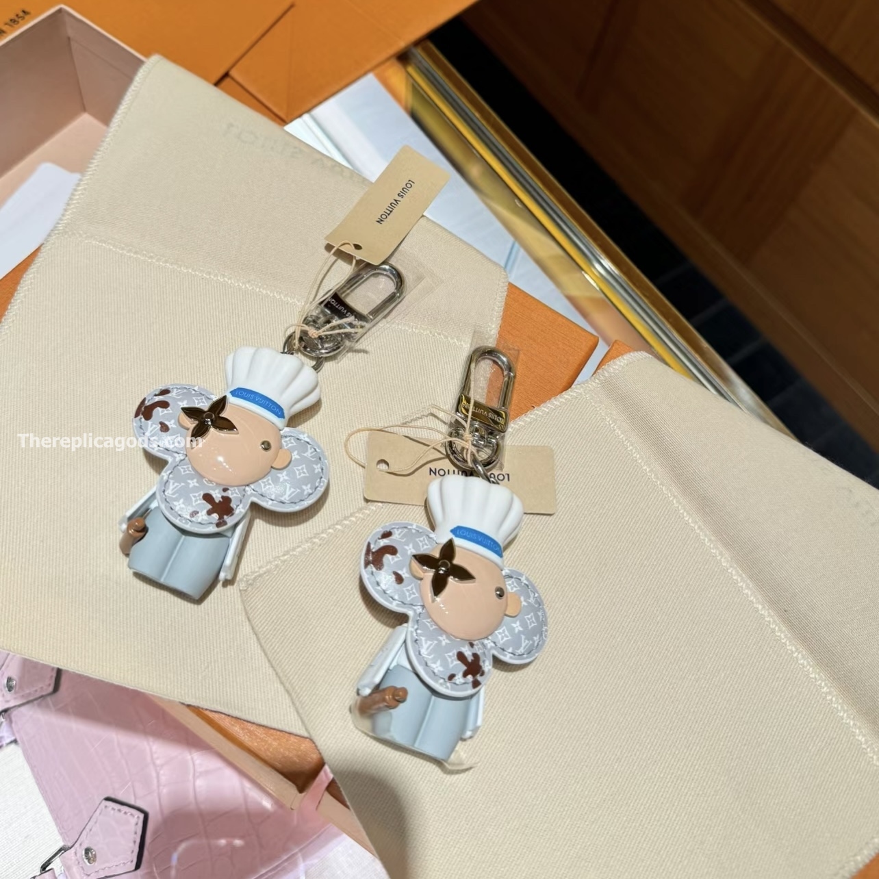 VIVIENNE BAKER BAG CHARM AND KEY HOLDER M01467