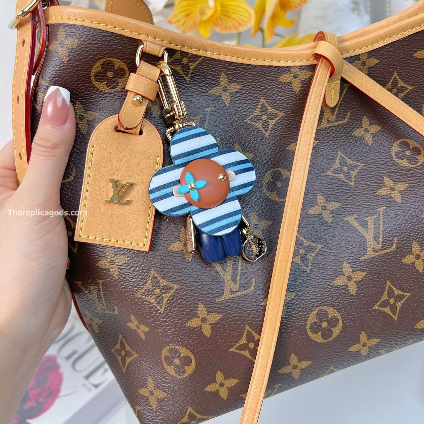 NAUTICAL VIVIENNE BAG CHARM AND KEY HOLDER M01811