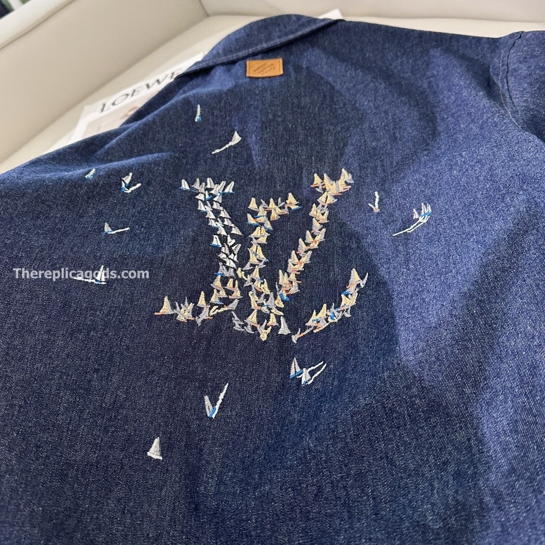 EMBROIDERED CHAMBRAY SHORT-SLEEVED SHIRT IN BLUE - SH359