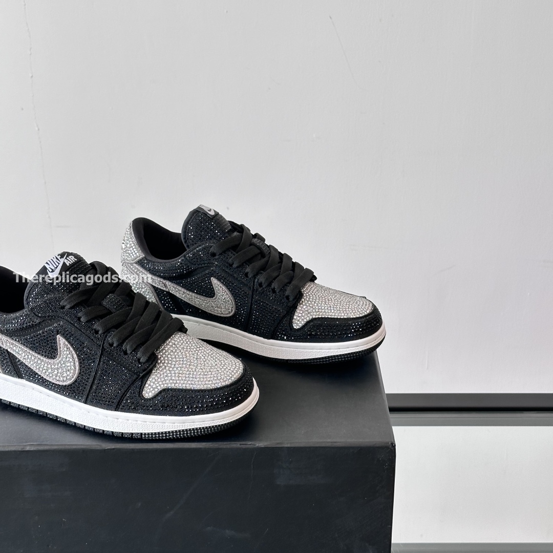 SWAROVSKI X AIR JORDAN 1 LOW OG CRYSTAL