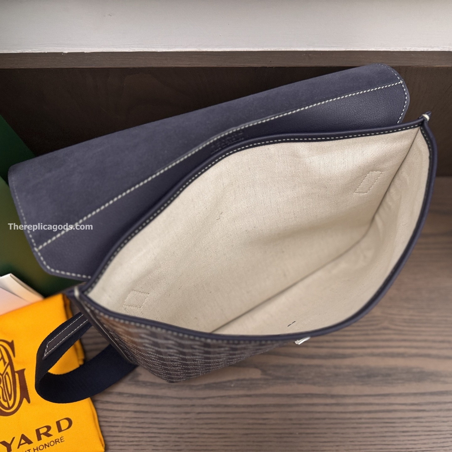 COURSIER MESSENGER BAG IN NAVY BLUE