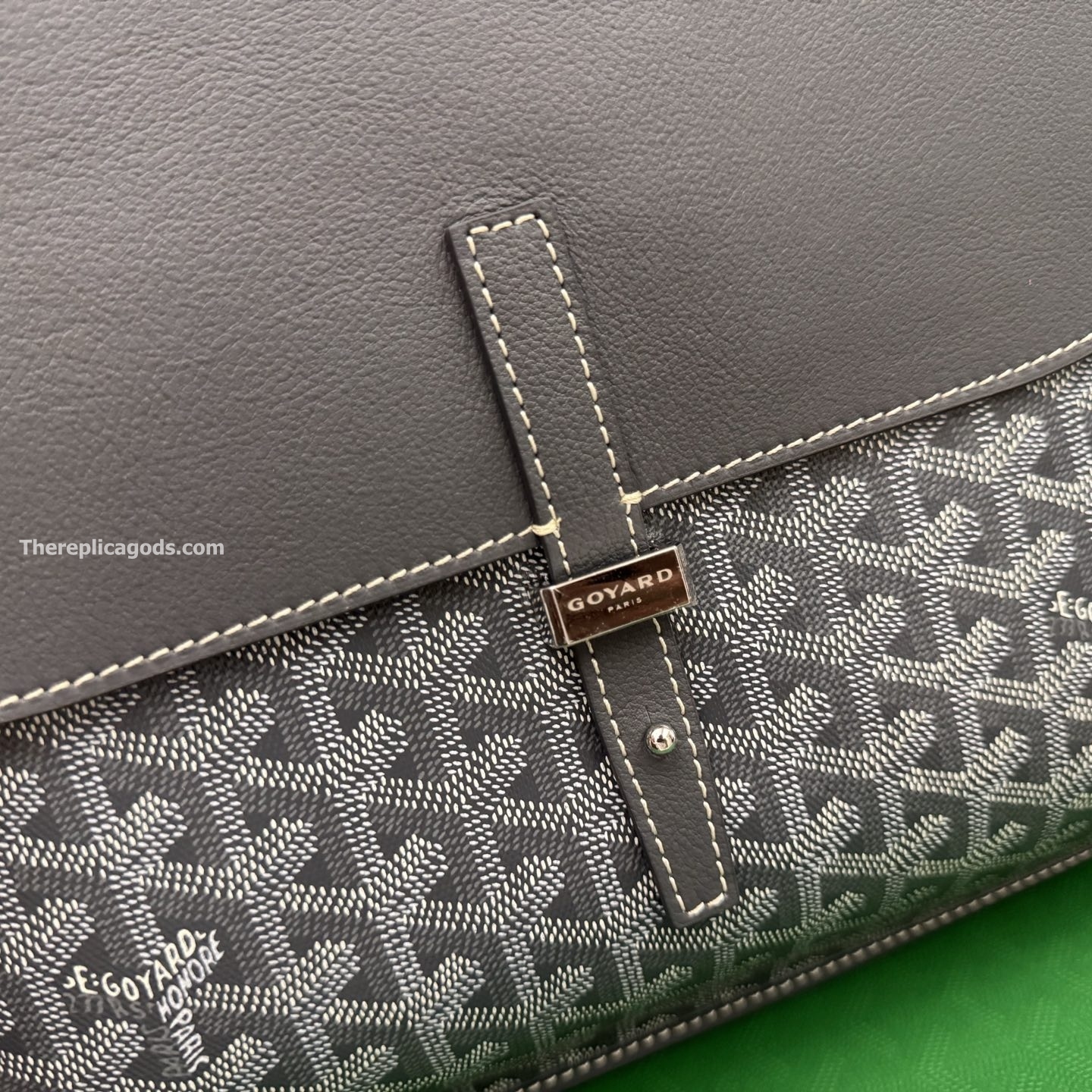 COURSIER MESSENGER BAG IN GREY