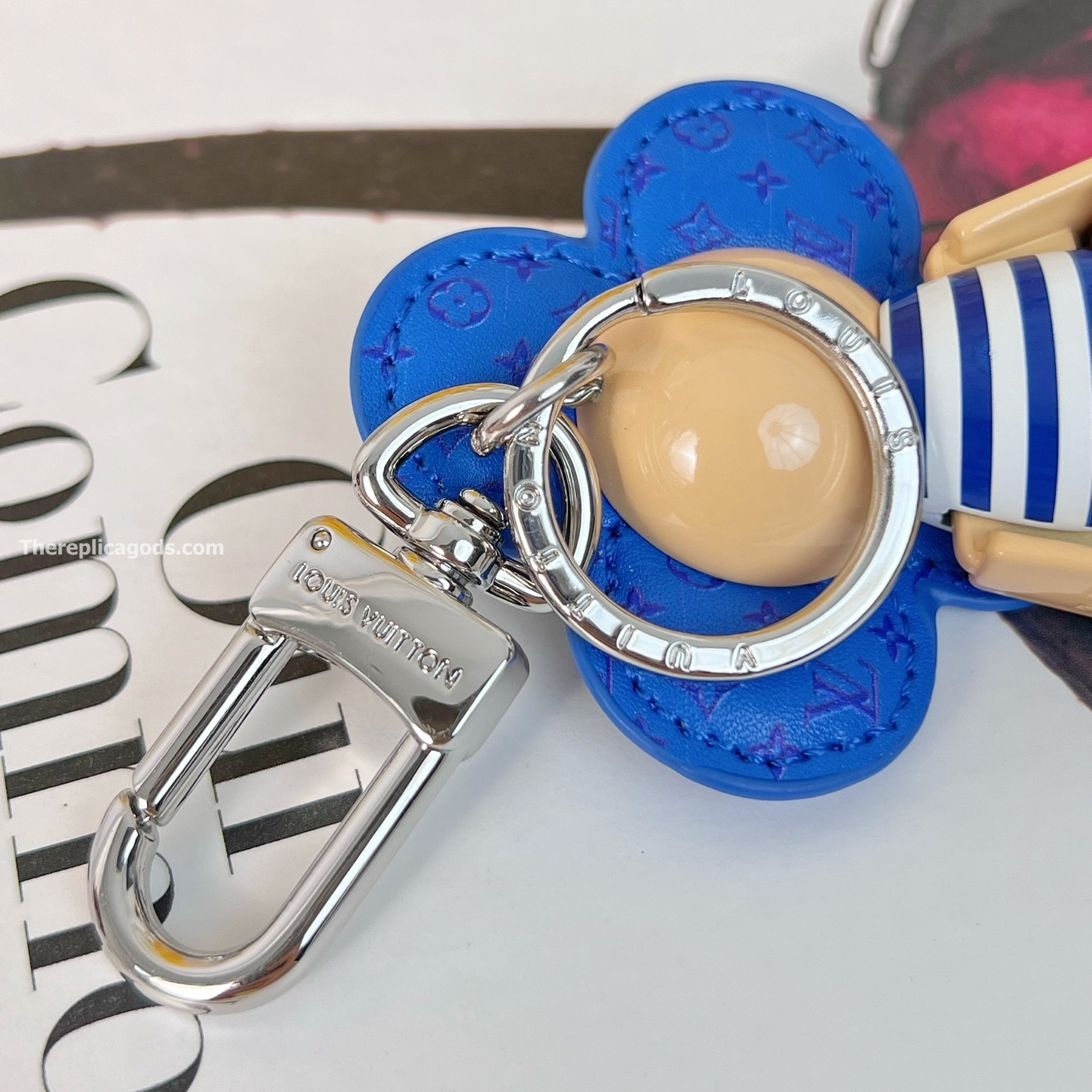 VIVIENNE IN PARIS BAG CHARM AND KEY HOLDER M01937