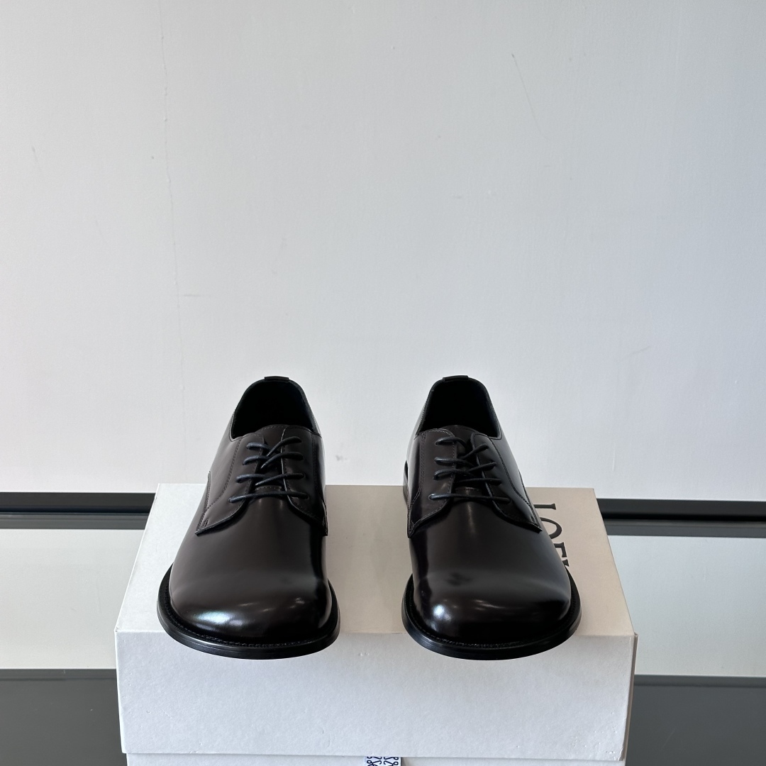 LEATHER LACE-UP SHOES IN BLACK