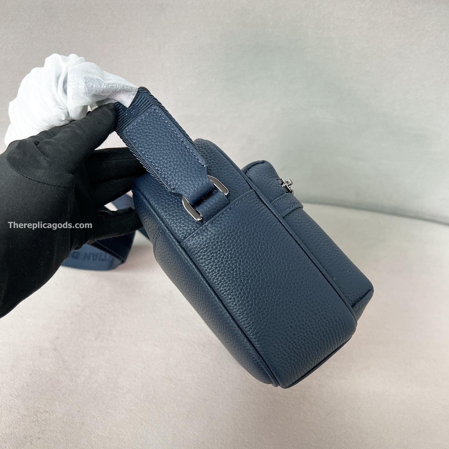 AND HYLTON NEL RIDER 2.0 ZIPPED MESSENGER BAG NAVY BLUE GRAINED CALFSKIN WITH WHITE PRINT