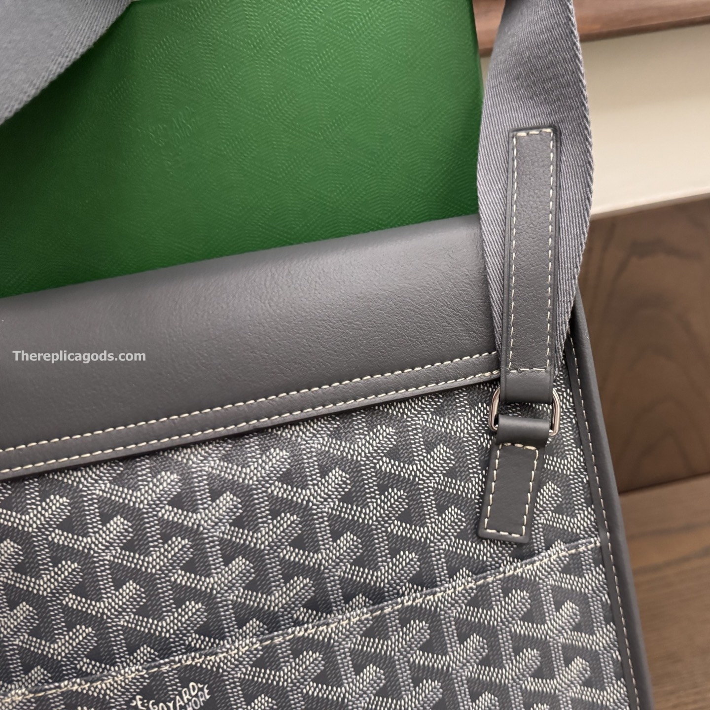 COURSIER MESSENGER BAG IN GREY