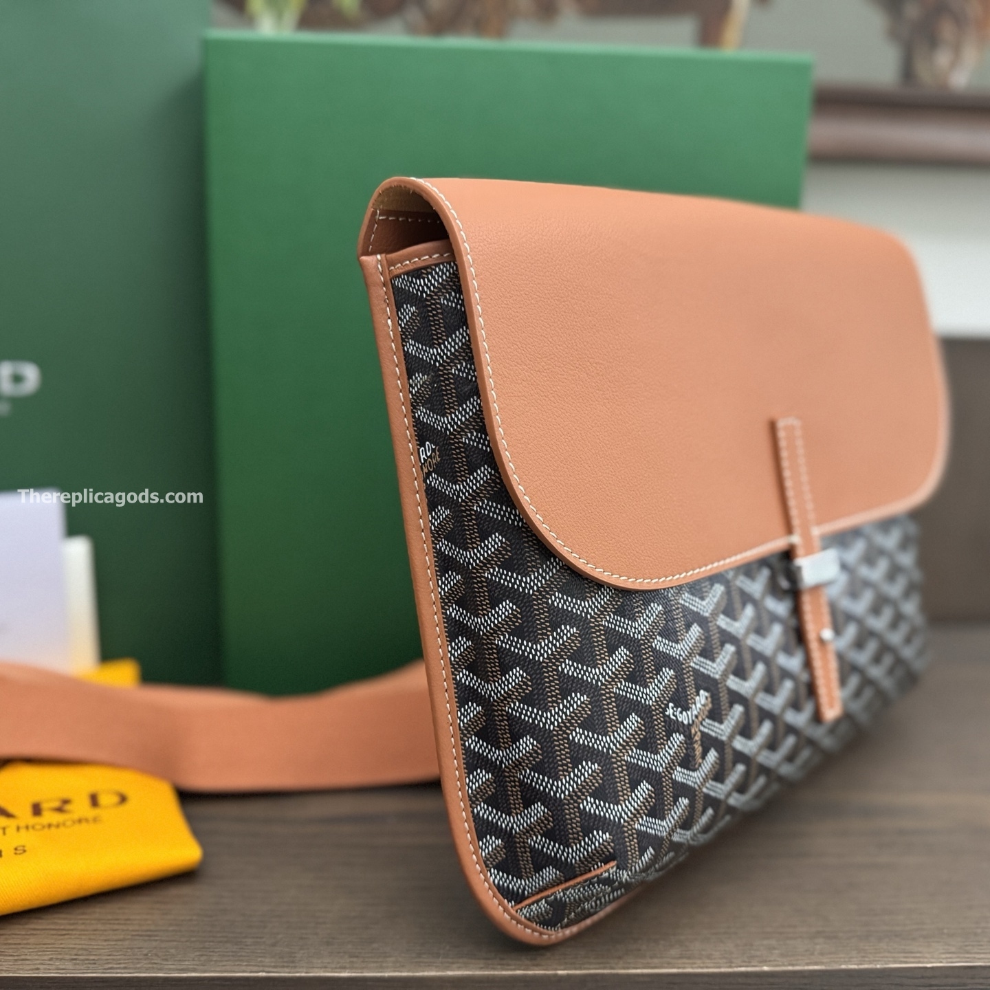 COURSIER MESSENGER BAG IN BLACK AND TAN