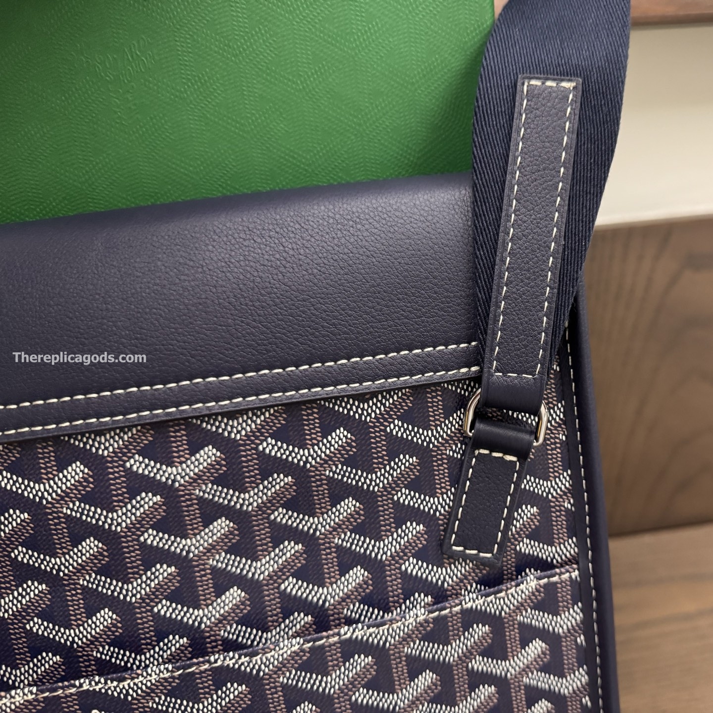 COURSIER MESSENGER BAG IN NAVY BLUE