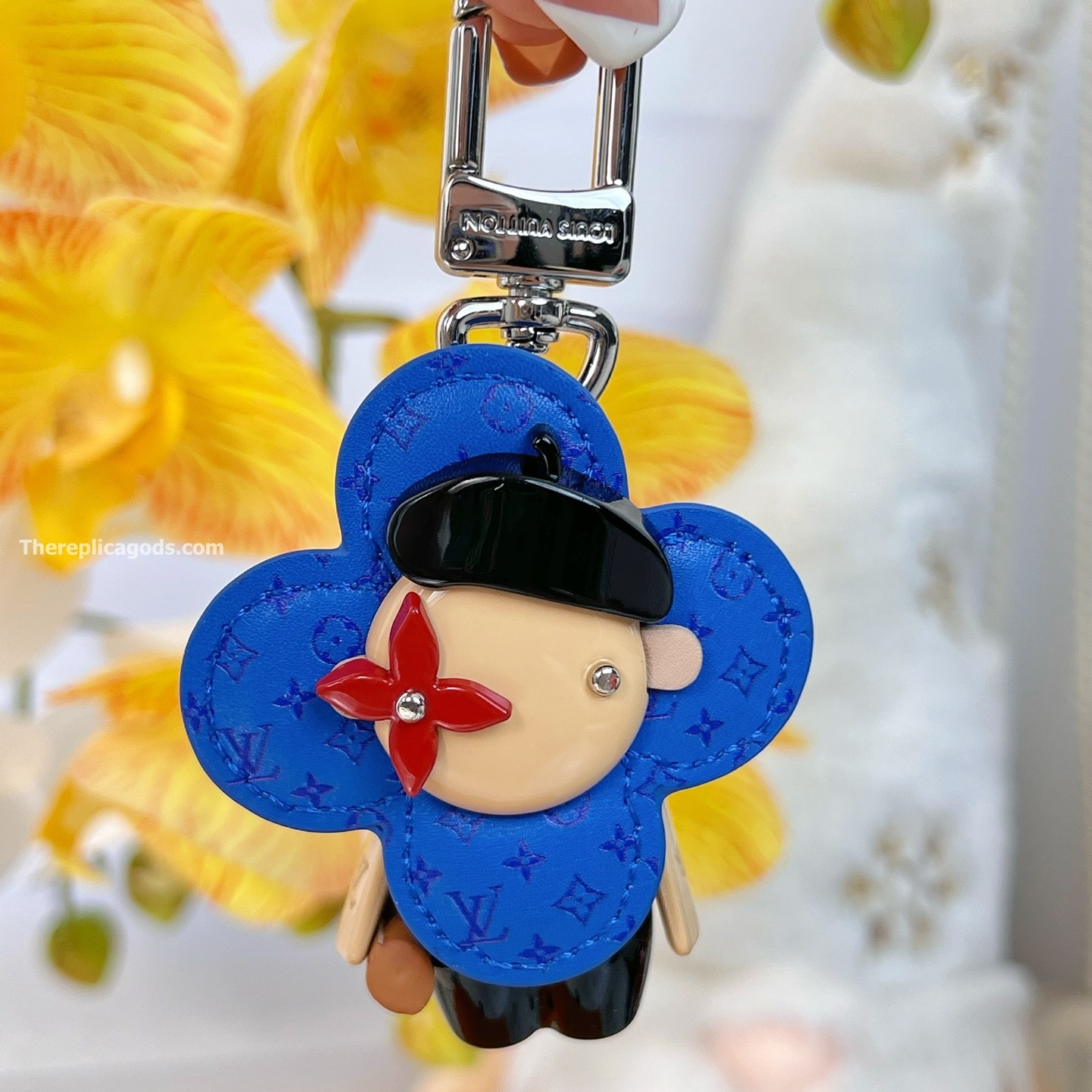 VIVIENNE IN PARIS BAG CHARM AND KEY HOLDER M01937