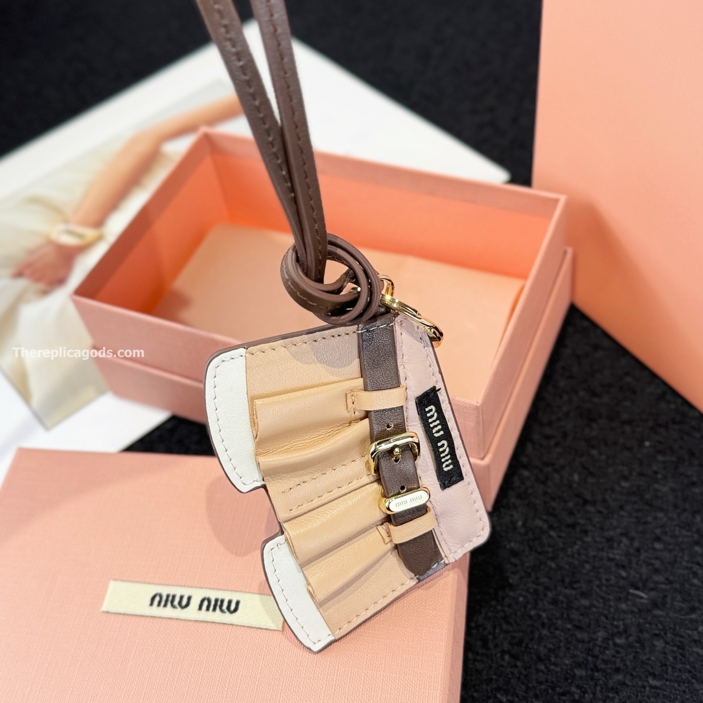 LEATHER KEYCHAIN TRICK IN BEIGE