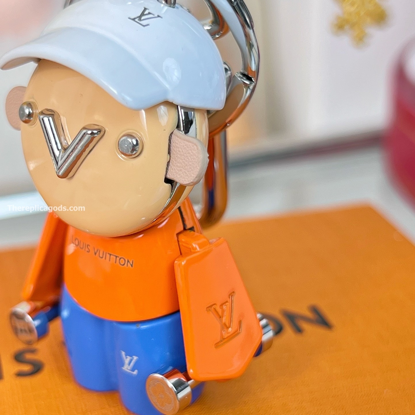 VIVIENNE GYM BAG CHARM AND KEY HOLDER M01197