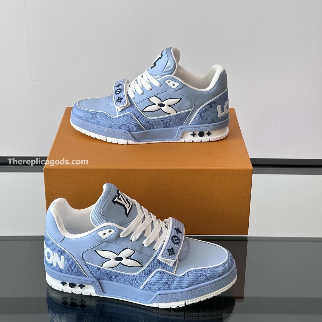 TRAINER SNEAKERS IN LIGHT BLUE - LV956