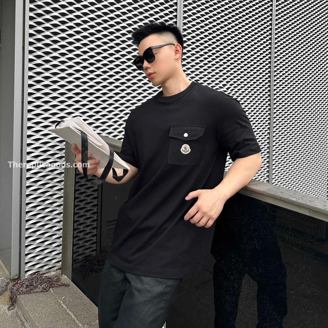 FRONT POCKET LOGO T-SHIRT IN BLACK - TP590