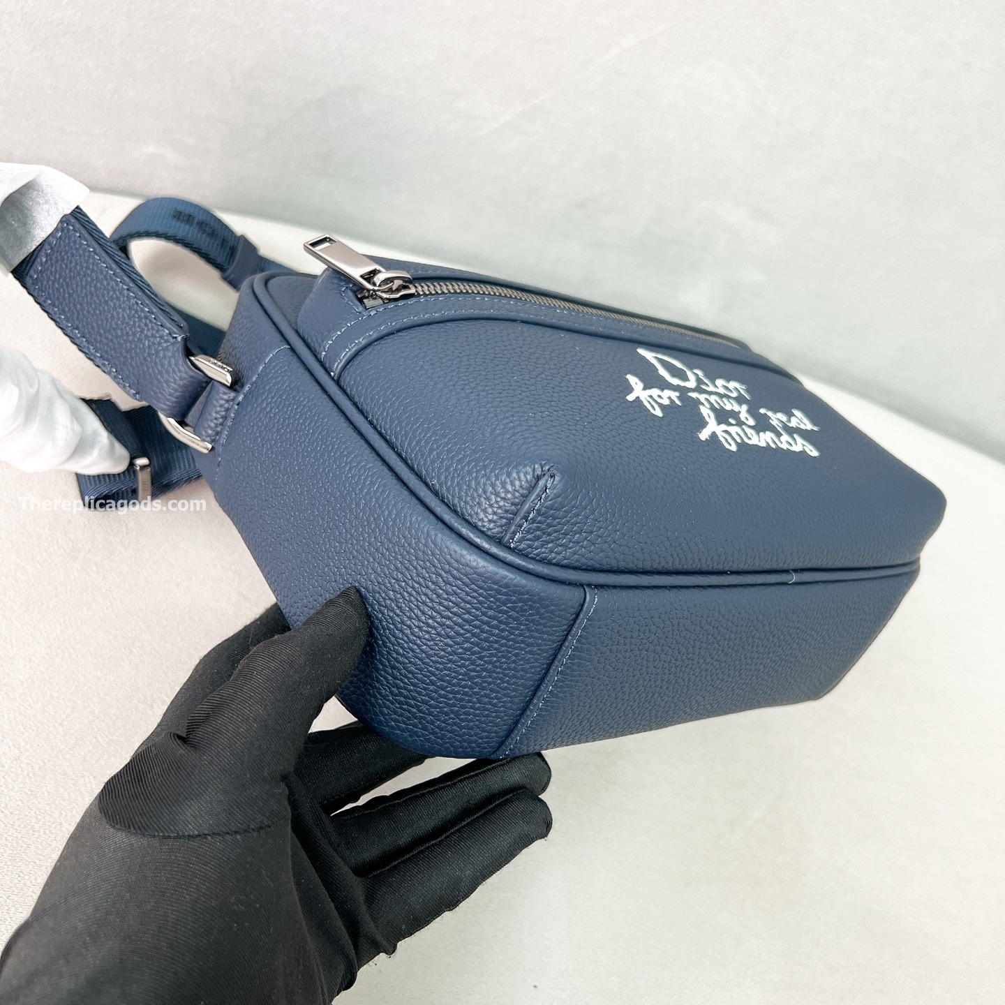 AND HYLTON NEL RIDER 2.0 ZIPPED MESSENGER BAG NAVY BLUE GRAINED CALFSKIN WITH WHITE PRINT