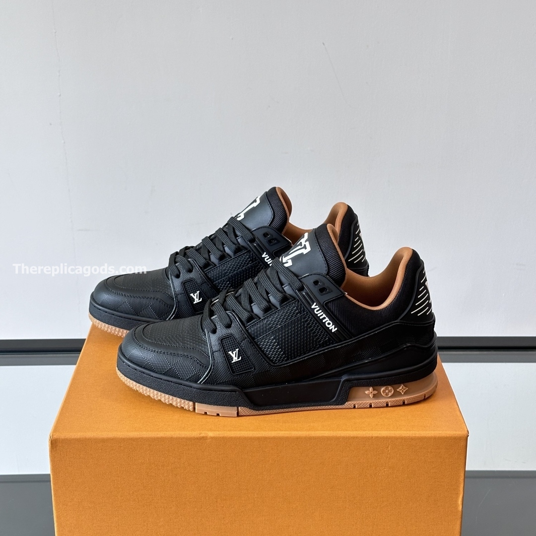TRAINER SNEAKERS IN BLACK - LV938