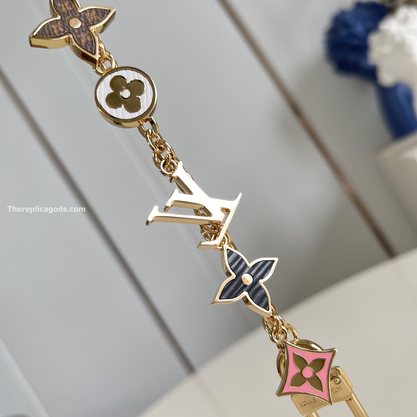 SPRING STREET CHAIN BAG CHARM M01188