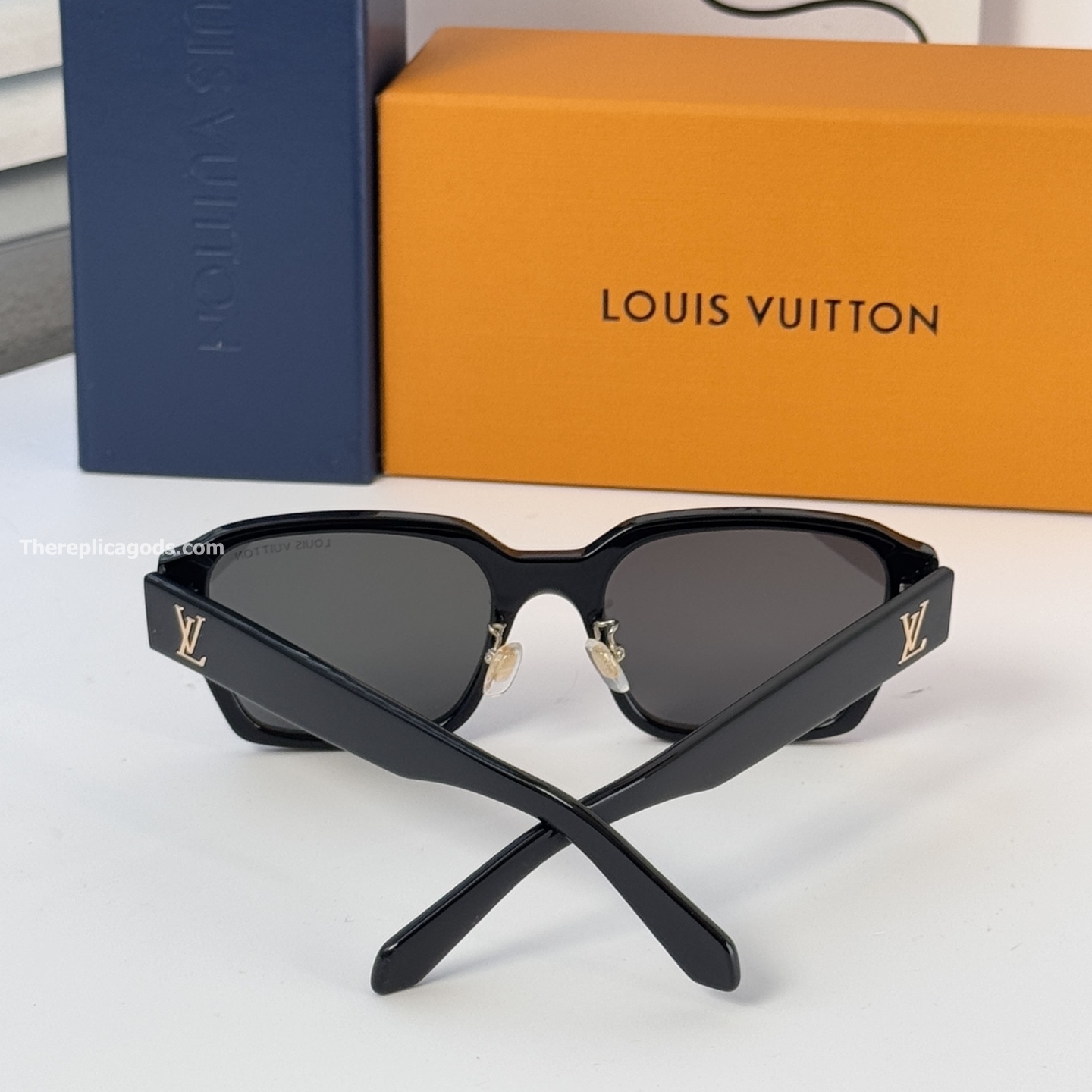 CONFIDENCE SQUARE SUNGLASSES IN BLACK Z2675U - SG188