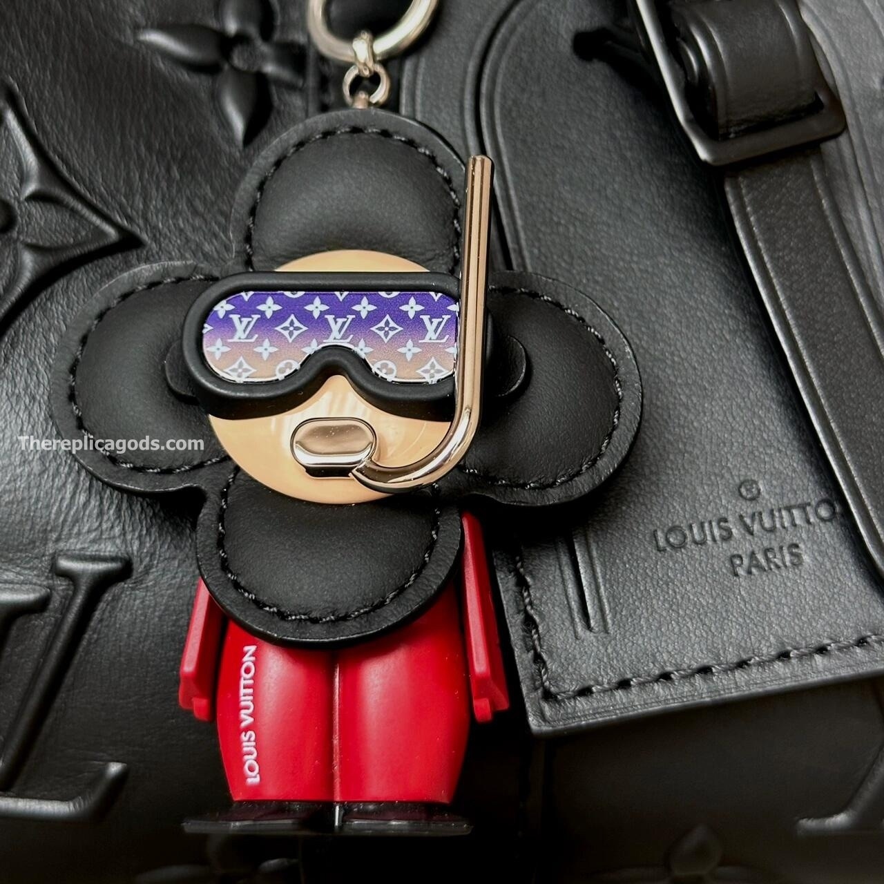 VIVIENNE DIVER BAG CHARM AND KEY HOLDER M00748