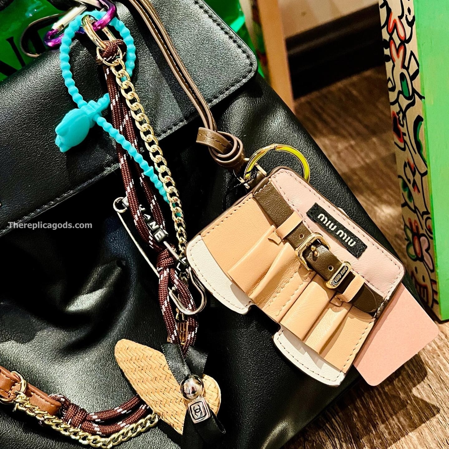 LEATHER KEYCHAIN TRICK IN BEIGE