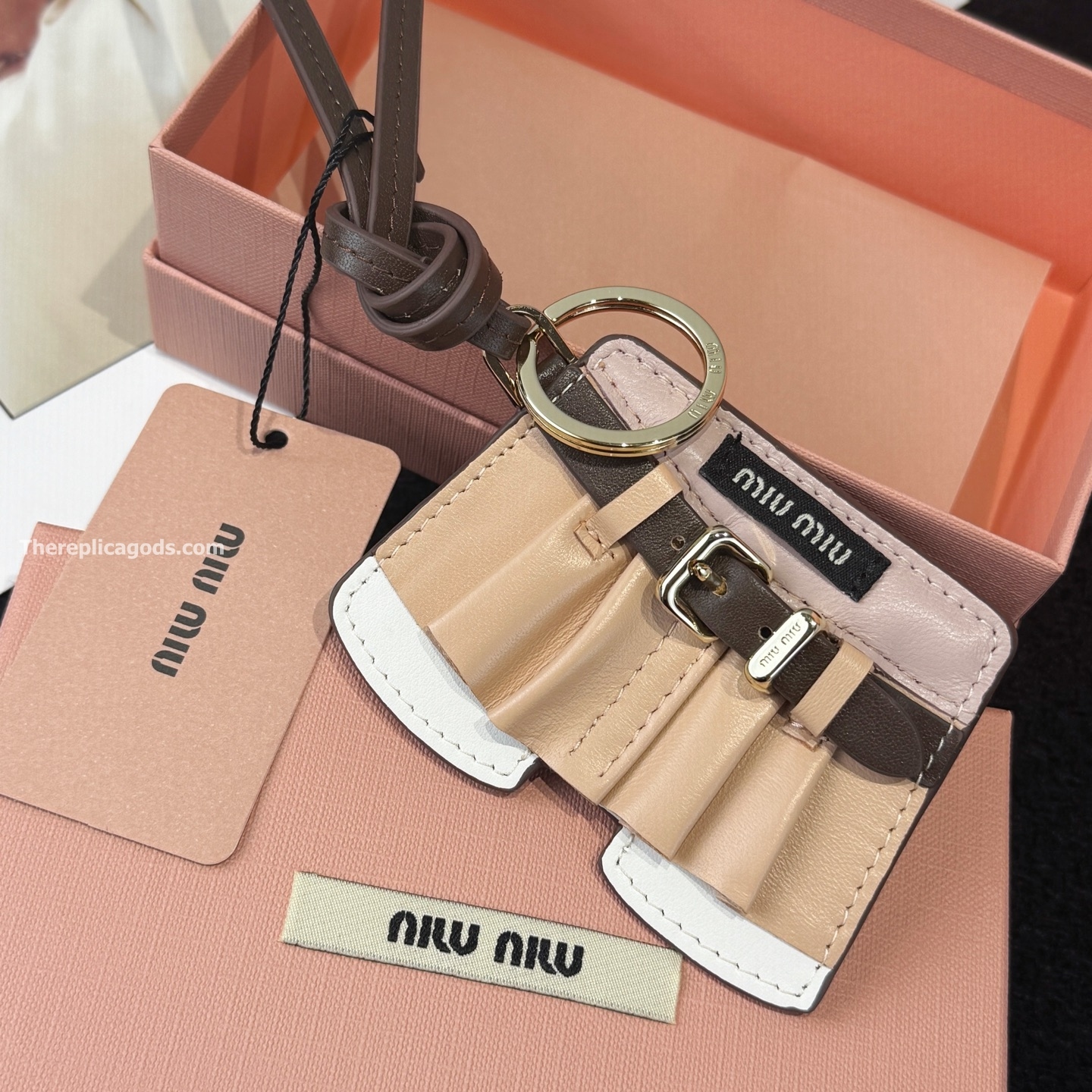 LEATHER KEYCHAIN TRICK IN BEIGE
