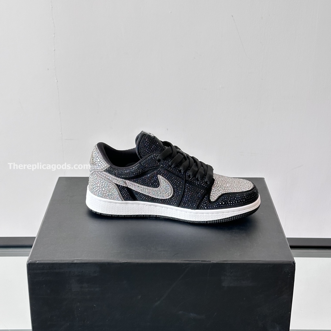 SWAROVSKI X AIR JORDAN 1 LOW OG CRYSTAL