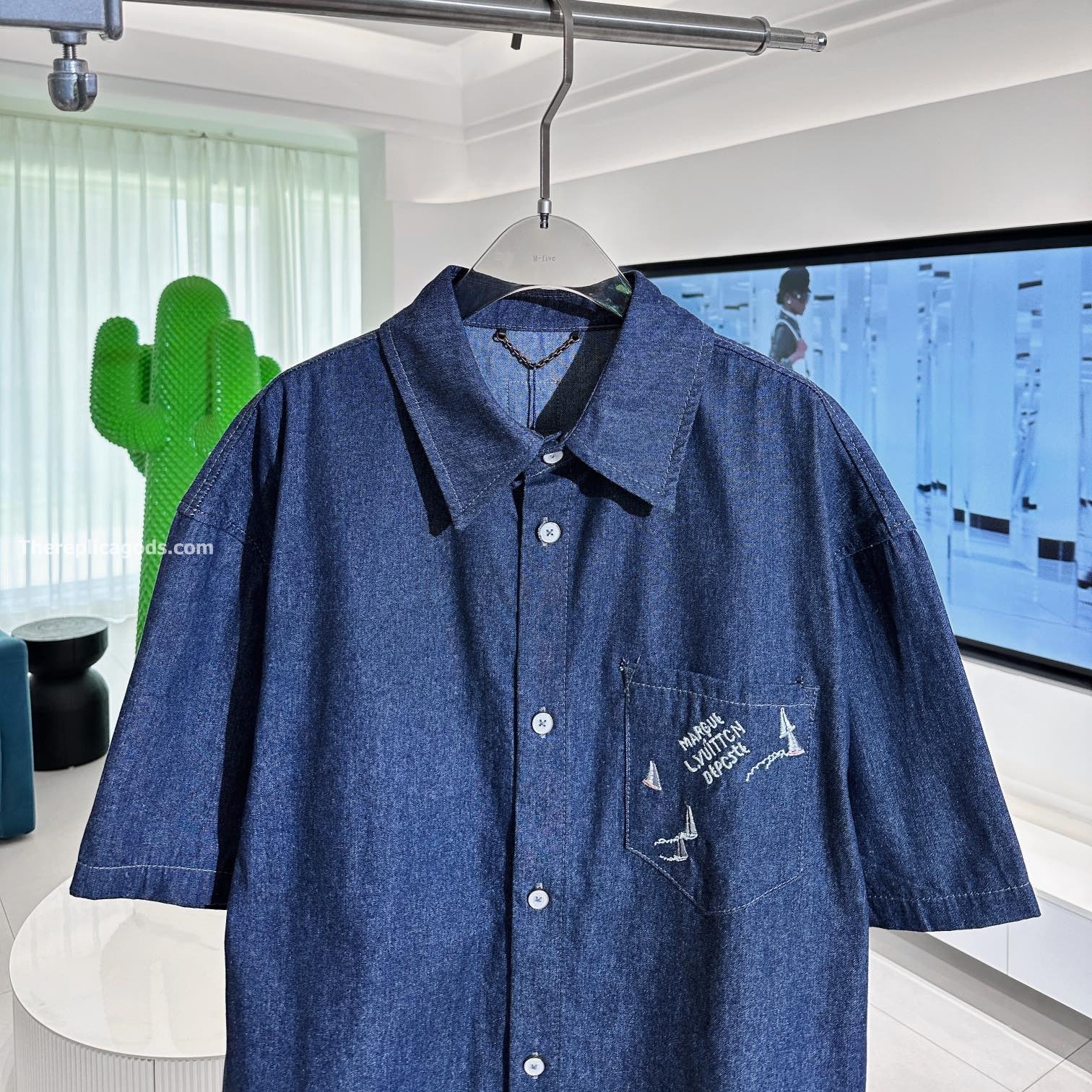 EMBROIDERED CHAMBRAY SHORT-SLEEVED SHIRT IN BLUE - SH359