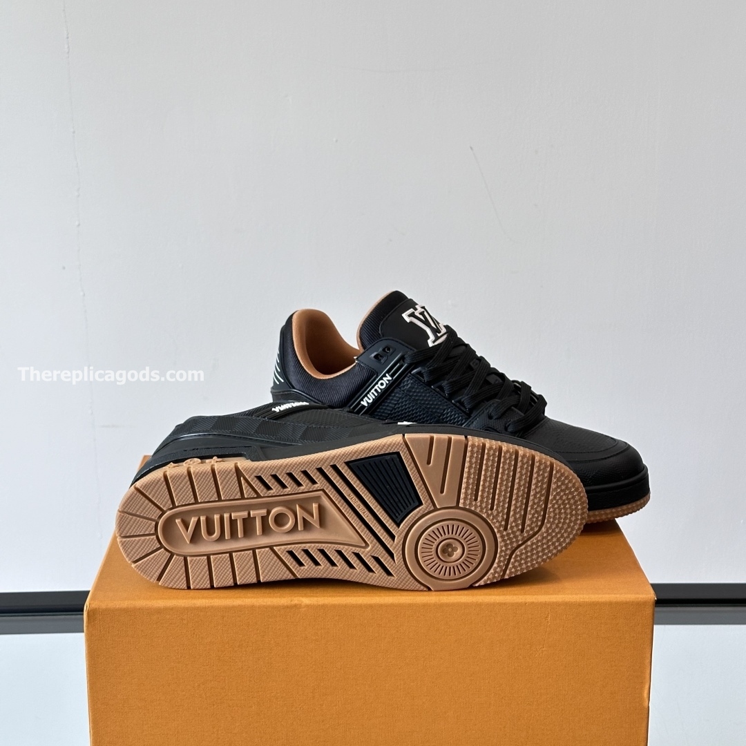TRAINER SNEAKERS IN BLACK - LV938