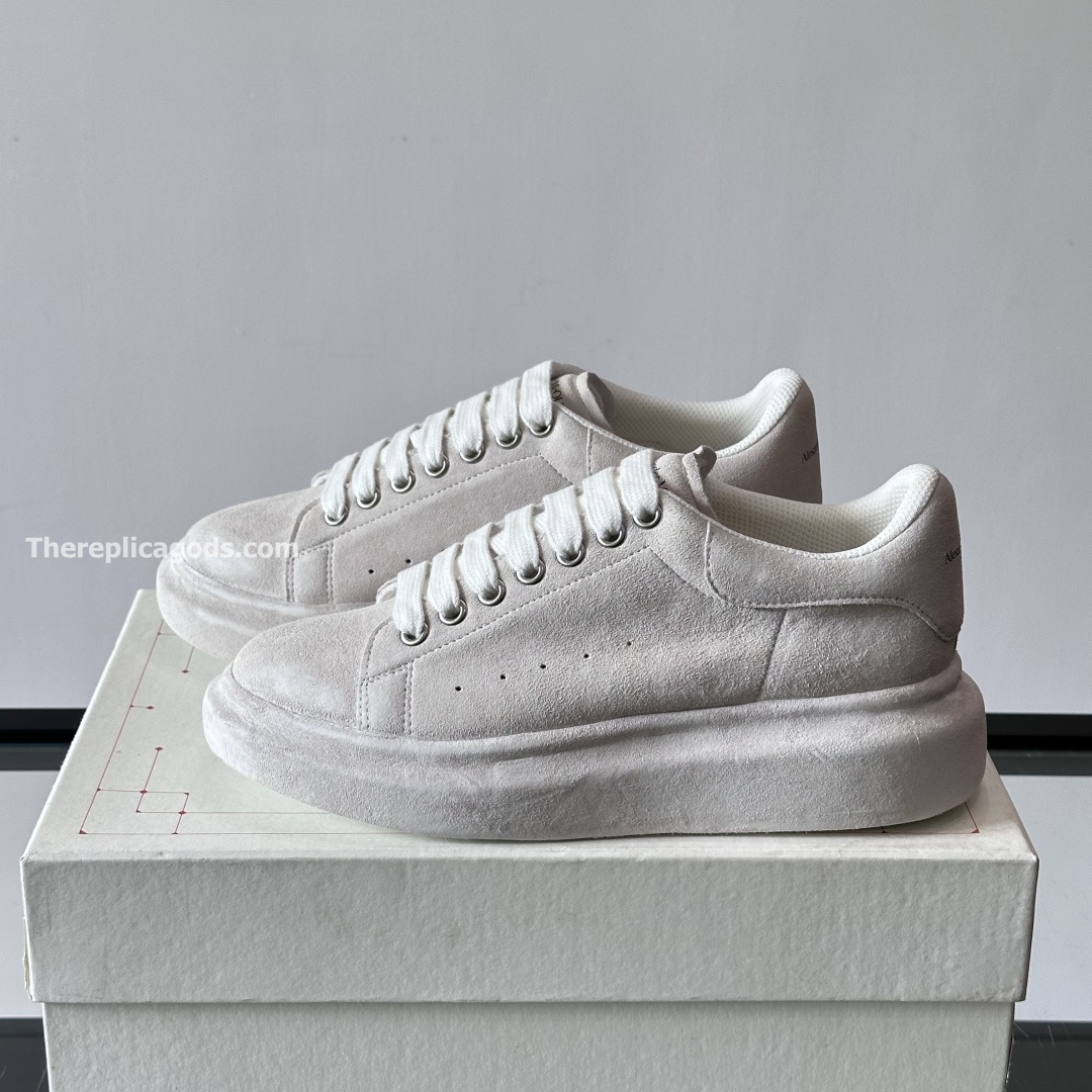 OVERSIZED SUEDE SNEAKERS IN GREY - - AM144
