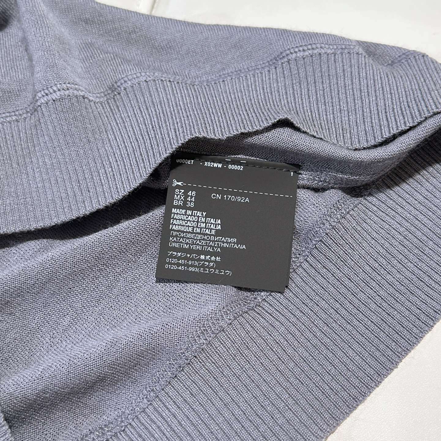 LOGO-INTARSIA KNITTED SHORT-SLEEVE T-SHIRT IN GREY - TP574