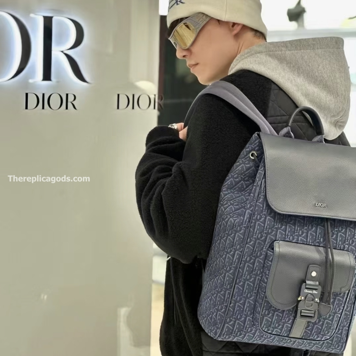 SADDLE BACKPACK WITH FLAP NAVY BLUE GRAINED CALFSKIN