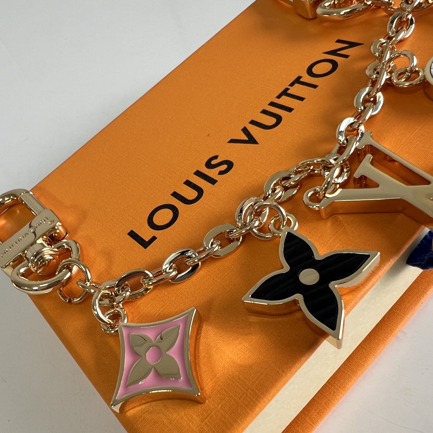 SPRING STREET CHAIN BAG CHARM M01188