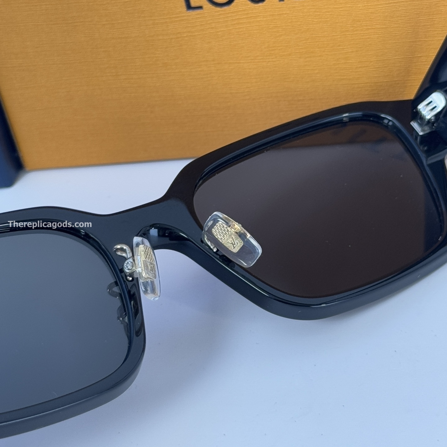 CONFIDENCE SQUARE SUNGLASSES IN BLACK Z2675U - SG188