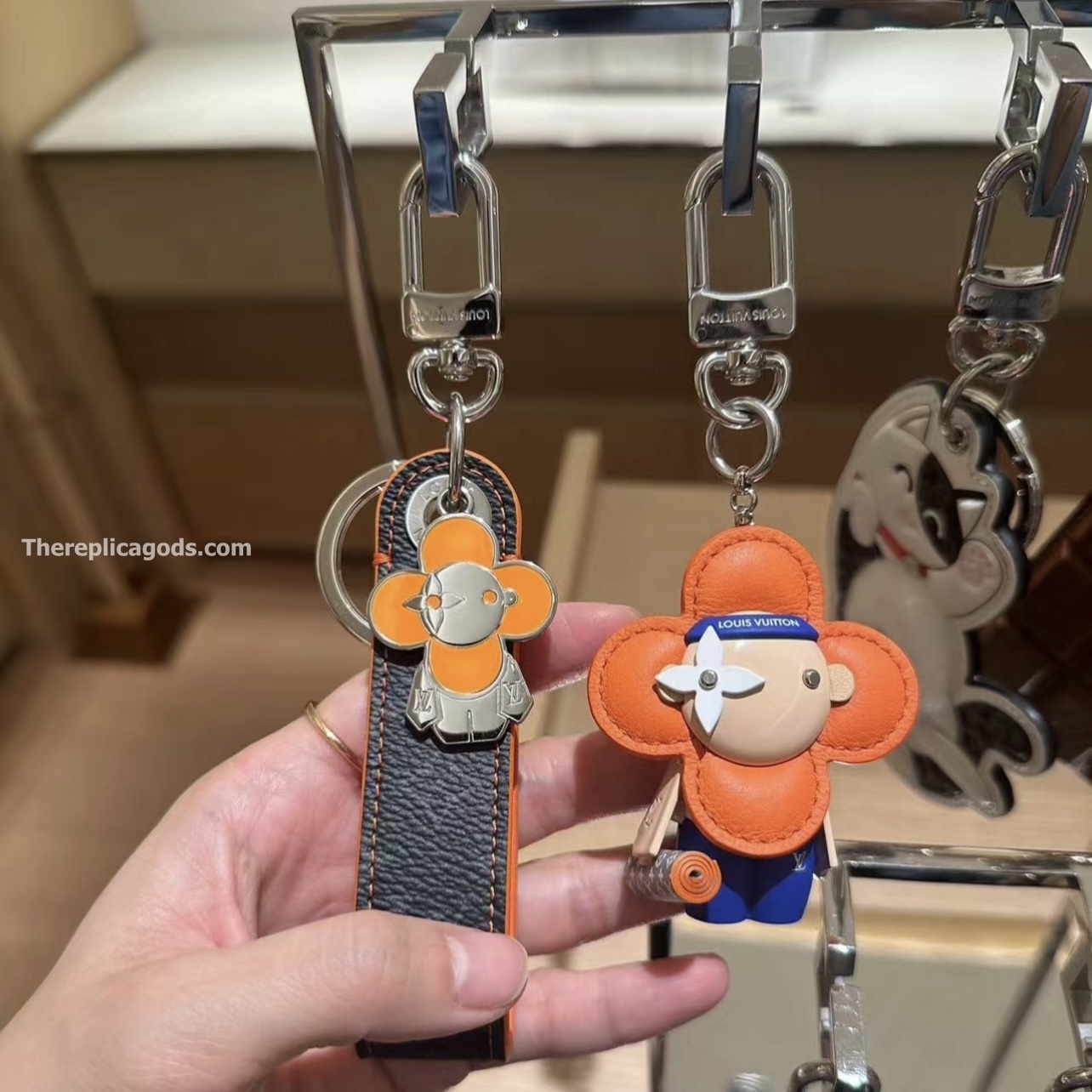 VIVIENNE GYM BAG CHARM AND KEY HOLDER M01198