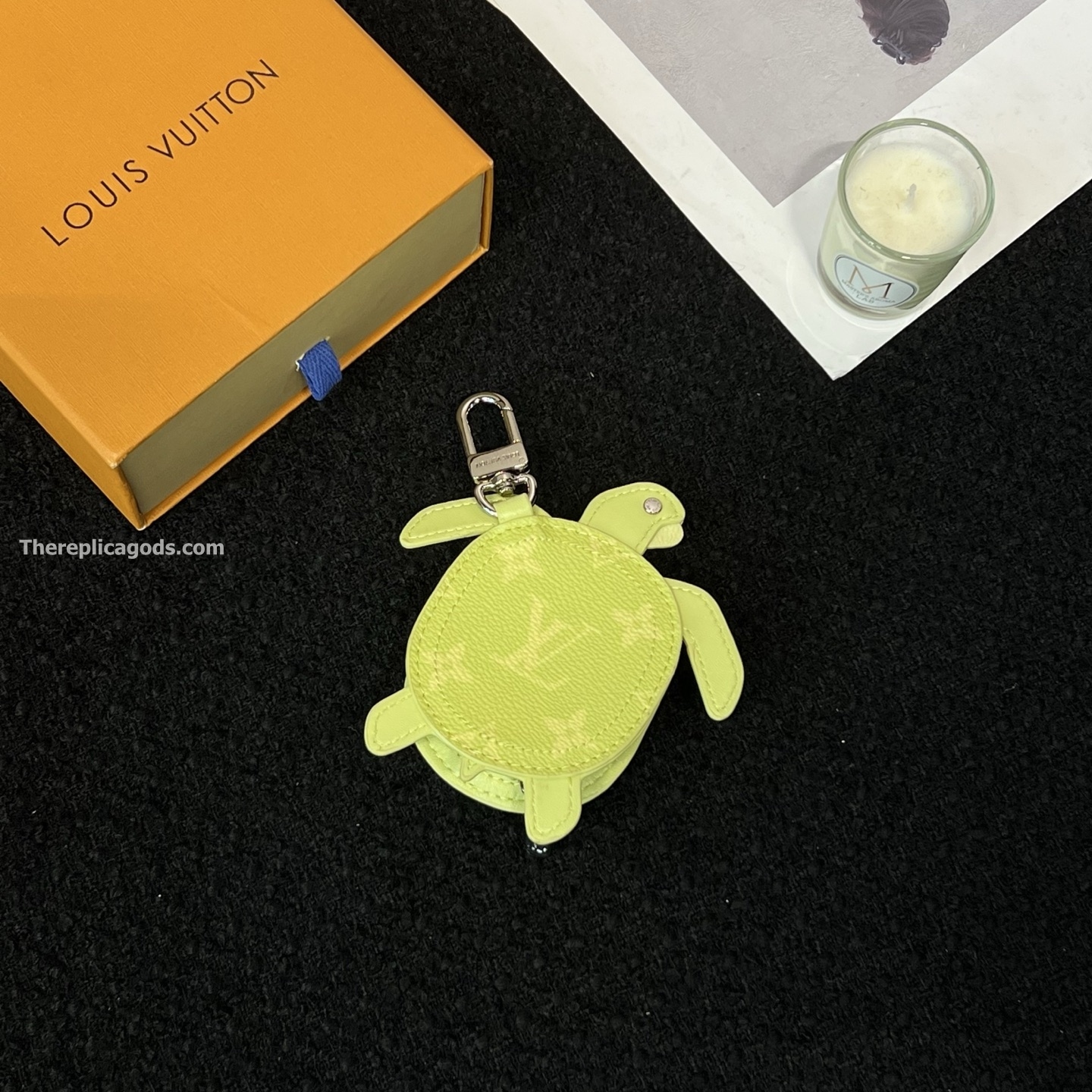 TURTLE POUCH BAG CHARM IN LIME M02526