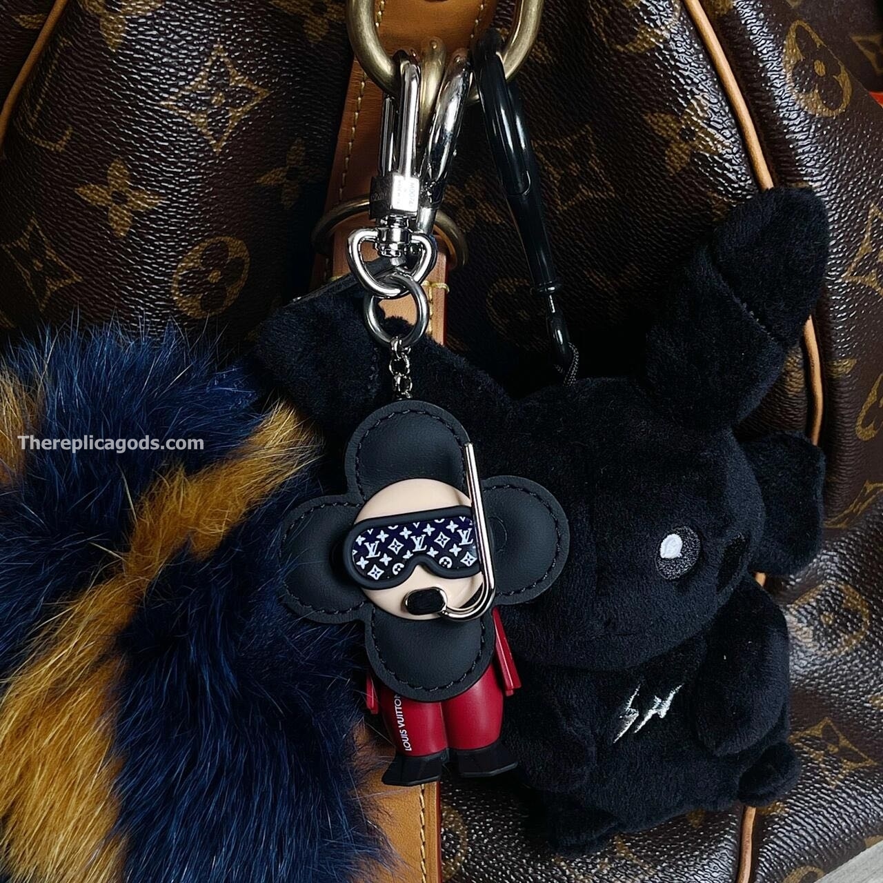 VIVIENNE DIVER BAG CHARM AND KEY HOLDER M00748