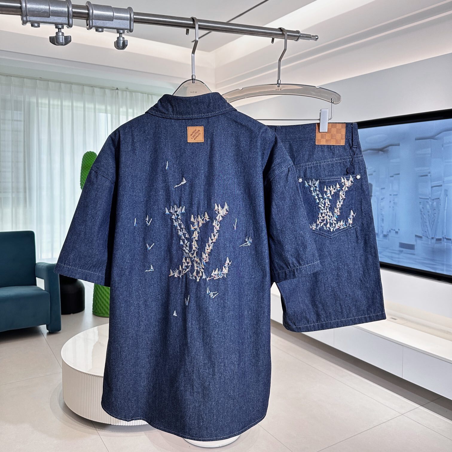 EMBROIDERED CHAMBRAY SHORT-SLEEVED SHIRT IN BLUE - SH359