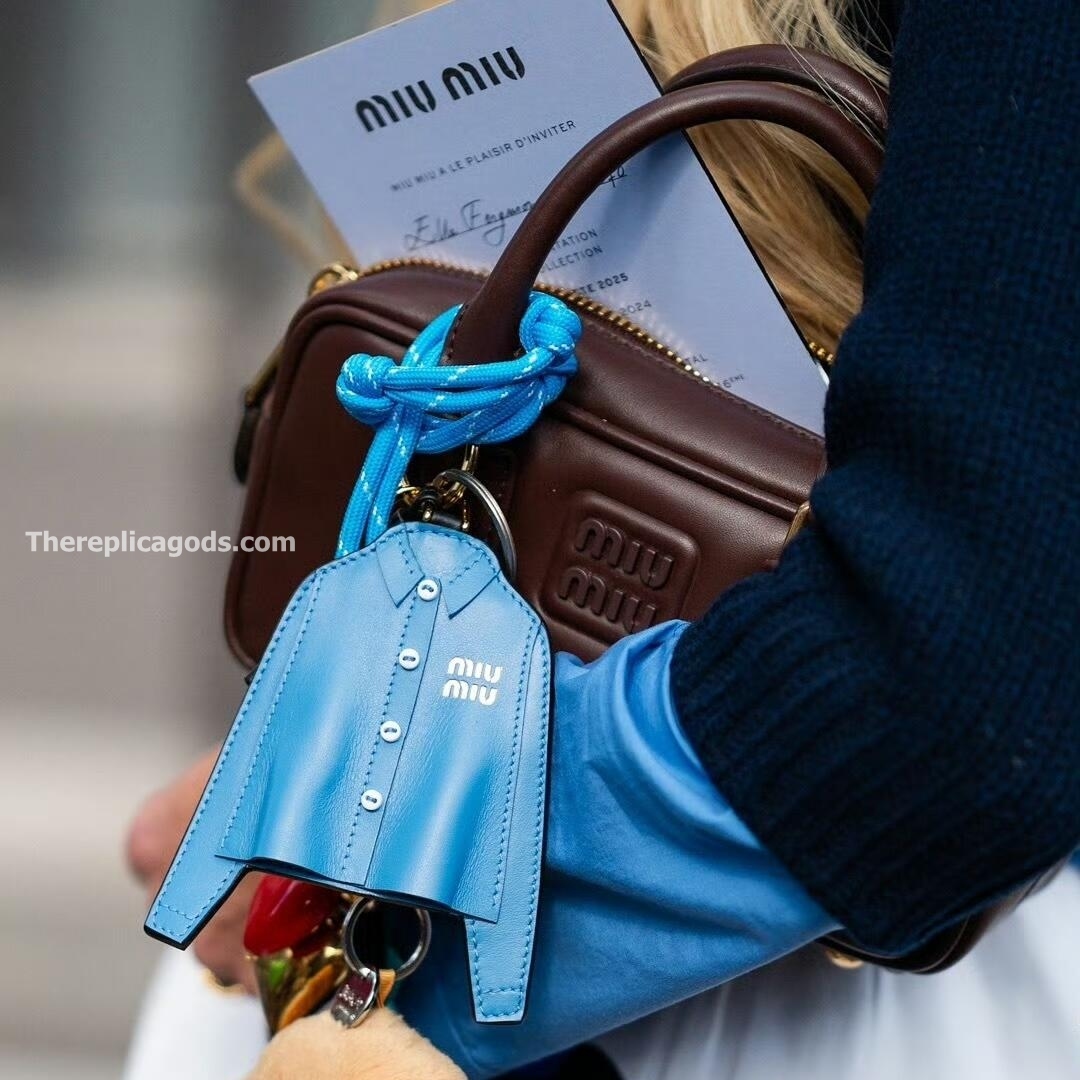 LEATHER SHIRT KEYCHAIN IN BLUE