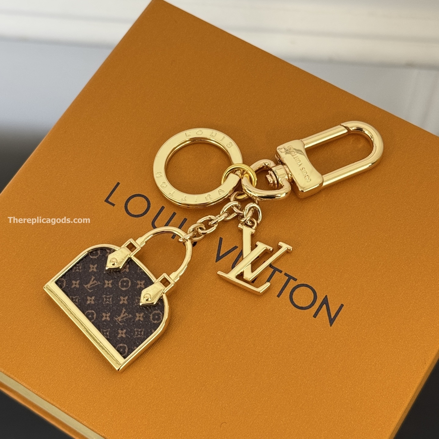 ALMA BAG CHARM METAL WITH GOLD-COLOUR FINISH M01799
