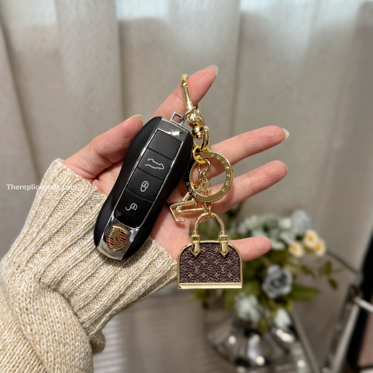 ALMA BAG CHARM METAL WITH GOLD-COLOUR FINISH M01799