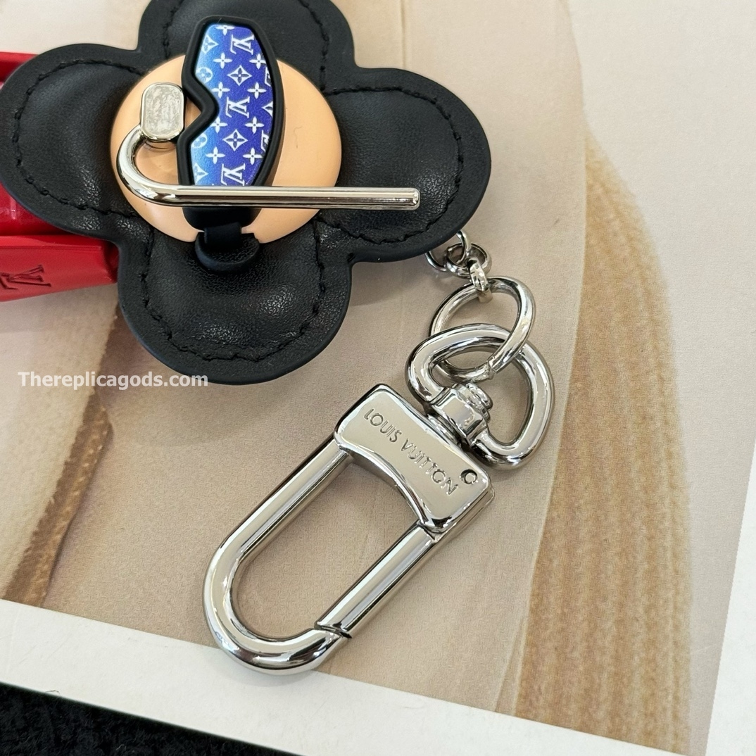 VIVIENNE DIVER BAG CHARM AND KEY HOLDER M00748