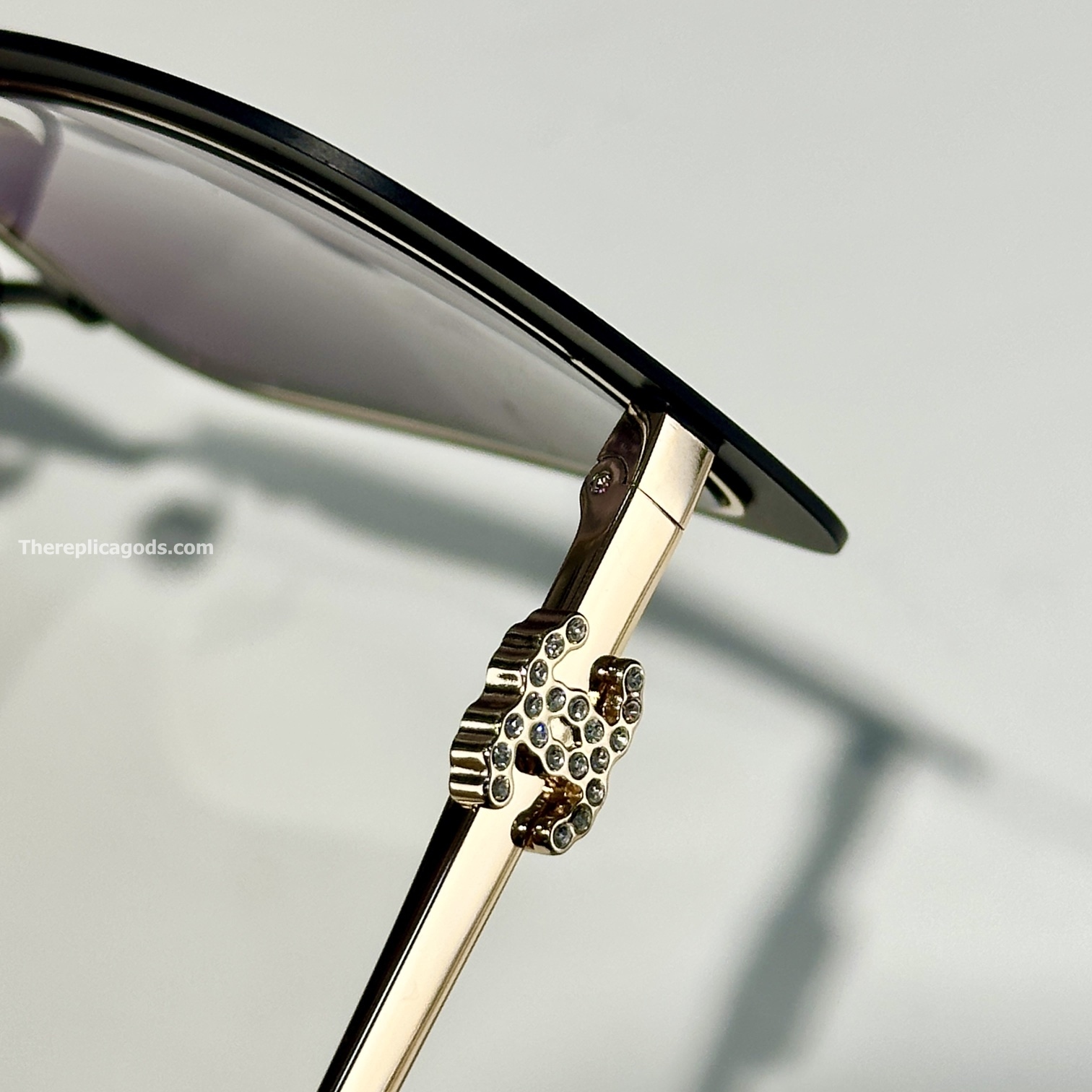 RECTANGLE SUNGLASSES IN BLACK AND GOLD CH71707 - SG196