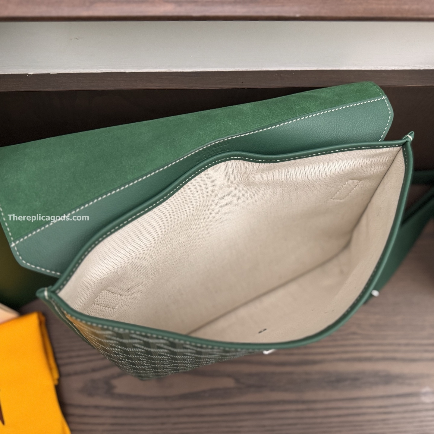 COURSIER MESSENGER BAG IN GREEN