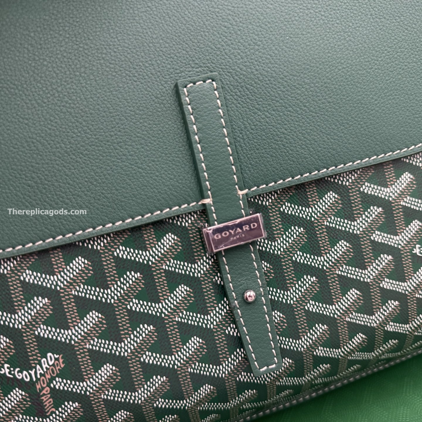 COURSIER MESSENGER BAG IN GREEN