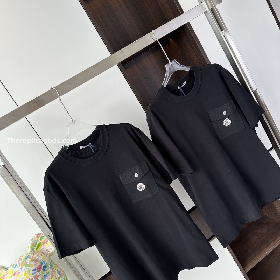 FRONT POCKET LOGO T-SHIRT IN BLACK - TP590