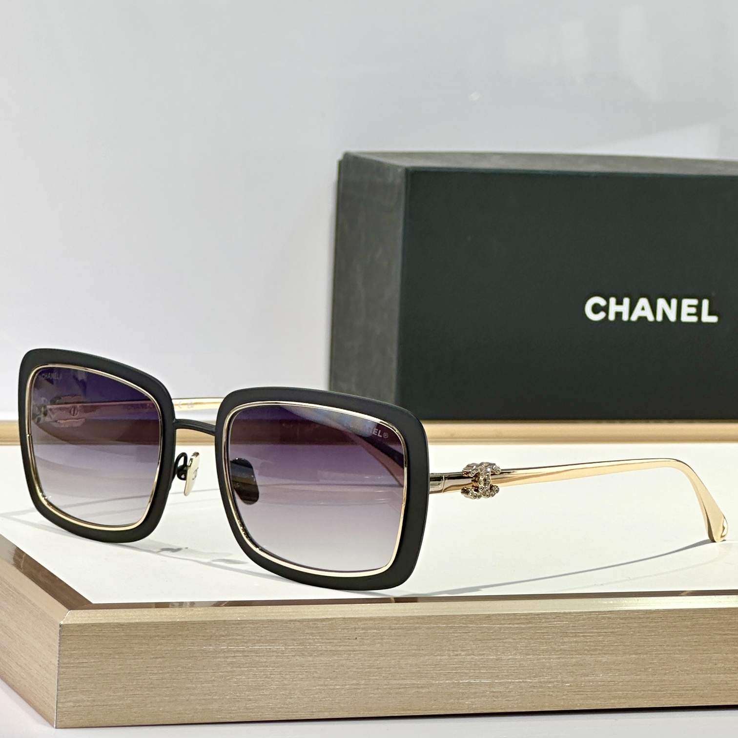 RECTANGLE SUNGLASSES IN BLACK AND GOLD CH71707 - SG196