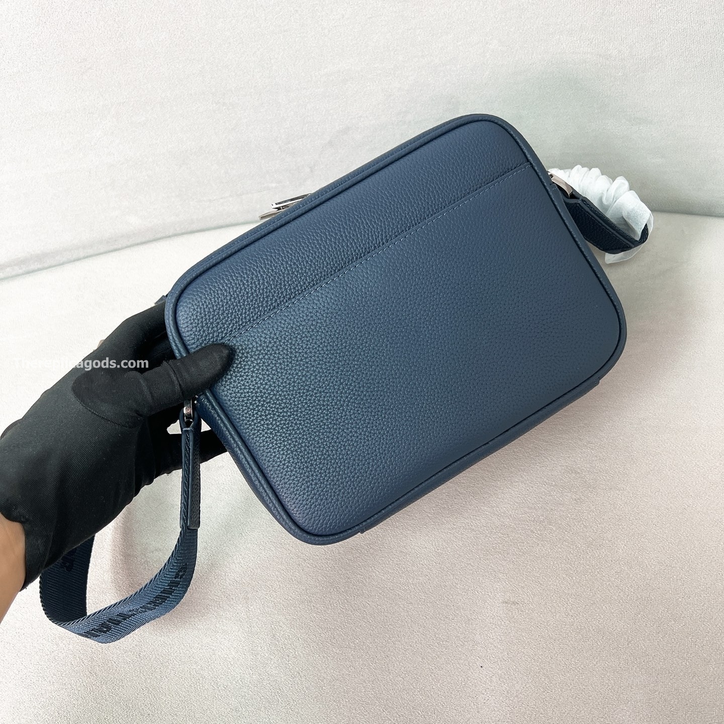 AND HYLTON NEL RIDER 2.0 ZIPPED MESSENGER BAG NAVY BLUE GRAINED CALFSKIN WITH WHITE PRINT