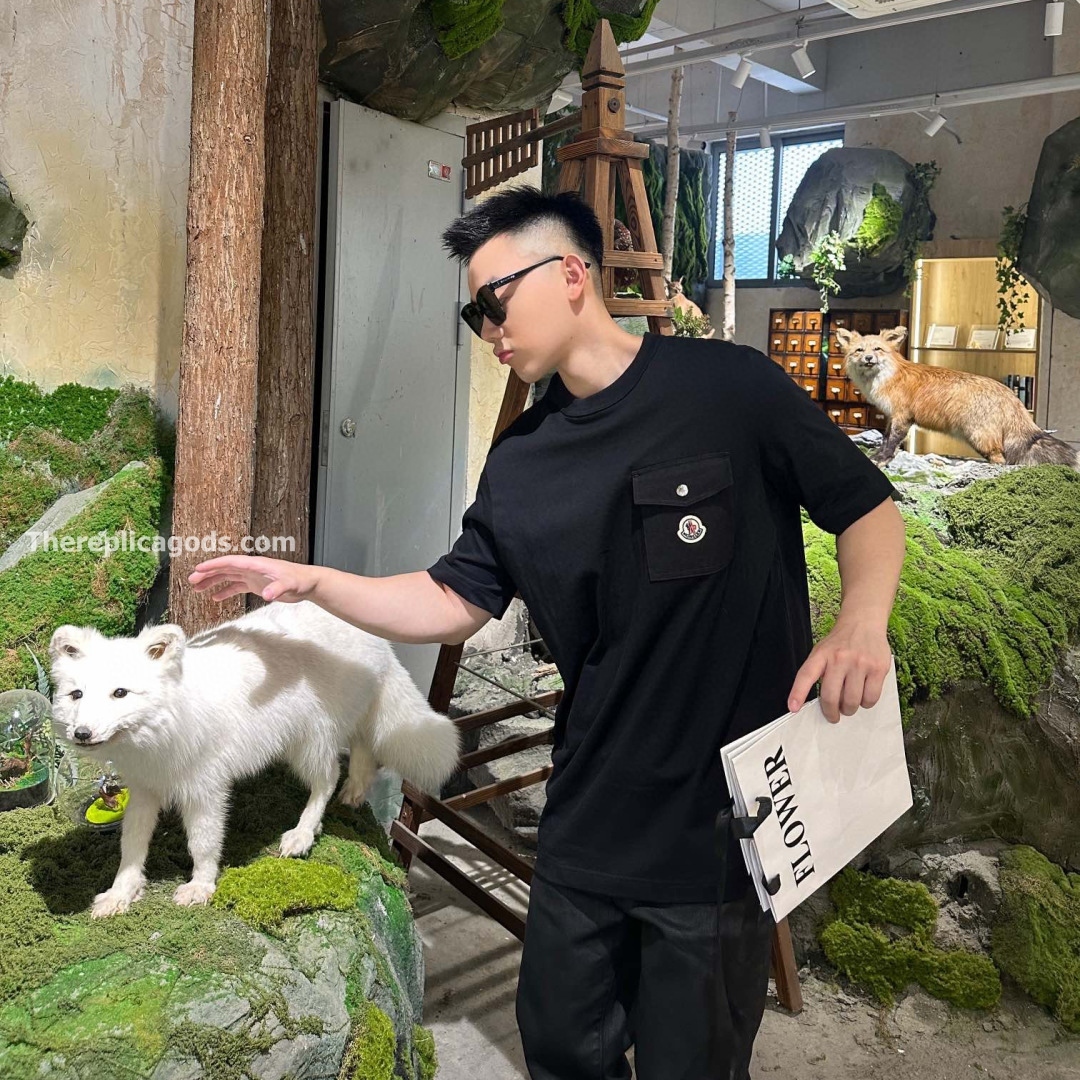 FRONT POCKET LOGO T-SHIRT IN BLACK - TP590